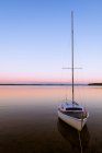Barco à vela em Arcachon Bay ao pôr do sol, Audenge, Gironde, França — Fotografia de Stock