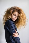 Портрет вдумливої жінки з довгим волоссям — стокове фото