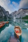 Лодки пришвартованы на озере Брэйс, Южный Тироль, Италия — стоковое фото