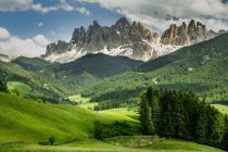 Paisaje de montaña Dolomita, Valle Di Funs, Tirol del Sur, Italia - foto de stock