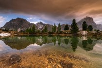 Lac Limides with Mont Lagazuoi and Tofana di Rozes at sunset, Belluno, Veneto, Italy — Stock Photo