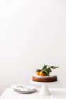 Bolo de laranja sem farinha em um cakestand — Fotografia de Stock
