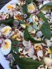 Ensalada de huevo con semillas de girasol y rábanos - foto de stock