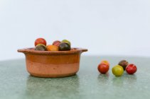 Tigela de tomates cereja multicoloridos. — Fotografia de Stock