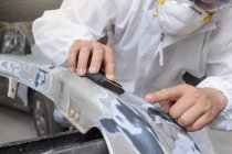 Mechanic polishing a car in a garage — Stock Photo