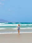 Mulher bonita em um vestido de verão na praia de Famara, Lanzarote, Ilhas Canárias, Espanha — Fotografia de Stock