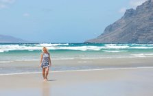 Красива жінка в літній сукні на пляжі Фамара, Лансароте, Канарські острови, Іспанія. — стокове фото
