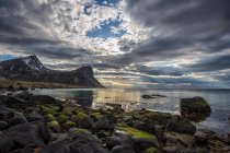 Paisaje costero al atardecer, Myrland, Flakstad, Lofoten, Nordland, Noruega - foto de stock