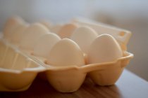 Крупный план дюжины яиц в коробке — стоковое фото