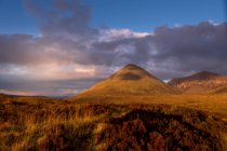 Paisaje rural al atardecer, Isla de Skye, Hébridas Interiores, Escocia, Reino Unido - foto de stock