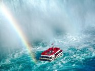 Rainbow over tourist boat, Niagara Falls, Ontario, Canada — Photo de stock