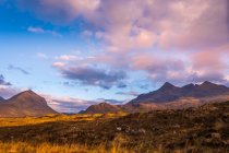 Paisaje de montaña al atardecer, Isla de Skye, Hébridas Interiores, Escocia, Reino Unido - foto de stock