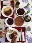 Mann isst ein traditionelles marokkanisches Abendessen — Stockfoto