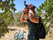 Radfahrer setzt Fahrradhelm mit tragbarer Kamera auf, Malta — Stockfoto
