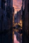 Канал через місто на заході сонця, Венеція, Венето, Італія. — стокове фото