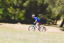 Мальчик на велосипеде по сельской местности, Испания — стоковое фото