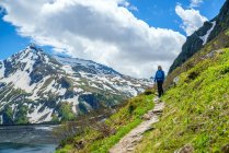 Woman hiking along a trail in Austrian Alps near Gastein, Salzburg, Austria — Stock Photo