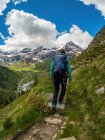 Jovem mulher caminhando na trilha nos Alpes austríacos perto de Gastein, Salzburgo, Áustria — Fotografia de Stock