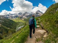 Young woman hiking on footpath in the Austrian Alps near Gastein, Salzburg, Austria — Stock Photo