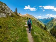 Jovem mulher caminhando na trilha nos Alpes austríacos perto de Gastein, Salzburgo, Áustria — Fotografia de Stock
