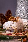 Bolo de Natal roubado em uma tábua de corte de madeira com decorações de Natal — Fotografia de Stock