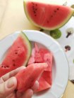 Nahaufnahme einer Frau mit Wassermelone — Stockfoto
