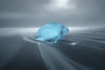 Primer plano de una formación de hielo en la playa de Diamond, Jokulsarlon, Parque Nacional Vatnaj? kull, Islandia - foto de stock