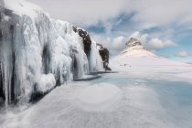 Водоспад Kirkjufellsfoss і гора Kirkjufell, Sn? fellsnes півострова, Ісландія — стокове фото