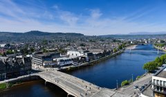 Stadtbild und Brücken über den Fluss Ness, Inverness, Schottische Highlands, Schottland, Großbritannien — Stockfoto