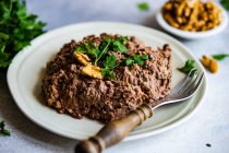 Traditionelles georgisches Lobio-Bohnengericht mit Walnüssen und Koriander — Stockfoto