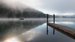 Silhueta de duas pessoas em um barco de pesca na névoa da manhã, Lemolo Lake, Umpqua National Forest, Oregon, EUA — Fotografia de Stock