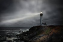 Phare faisceau lumineux, brillant à travers l'océan, Californie, États-Unis — Photo de stock