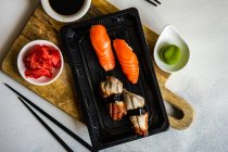 Sushi set con sushi unagi servito su tavolo in pietra con bacchette — Foto stock