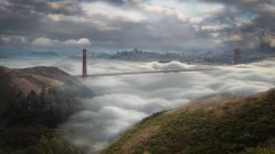 Paisaje urbano y puente Golden Gate en la niebla, San Francisco, California, EE.UU. - foto de stock
