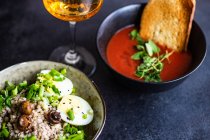 Gazpacho-Suppe, Buchweizensalat und ein Glas Rosenwein — Stockfoto
