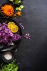 Rotkohl, Rucola, Karotten und Gurken mit Salz und Zitrone — Stockfoto