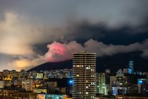 Nuvens de tempestade sobre a cidade à noite, Tbilisi, Geórgia — Fotografia de Stock