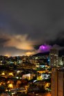 Longa exposição tiro de nuvens de tempestade sobre a cidade à noite, Tbilisi, Geórgia — Fotografia de Stock