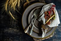 Nahaufnahme eines rustikalen Thanksgiving-Platzes auf einem Tisch — Stockfoto