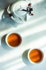 Due tazze di tè e una teiera su un tavolo — Foto stock