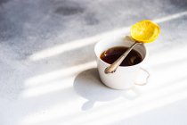 Чашка чая с ломтиком лимона — стоковое фото