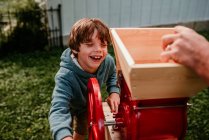 Мальчик помогает прессовать яблоки, чтобы сделать сидр, США — стоковое фото
