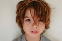 Retrato de un chico con el pelo desordenado - foto de stock
