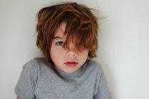 Retrato de um menino com cabelo bagunçado — Fotografia de Stock