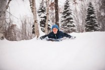 Ragazzo sorridente slittino nella neve, Wisconsin, Stati Uniti d'America — Foto stock