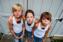 Três crianças vestidas de mosqueteiros, EUA — Fotografia de Stock