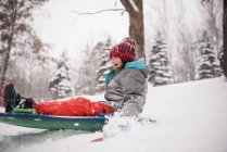 Menina feliz trenó na neve, Wisconsin, EUA — Fotografia de Stock