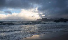 Уэйвз, разбившийся на пляже, Лоффетт, Окланд, Норвегия — стоковое фото