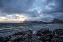 Прибрежный пейзаж, Лофотен, Нордланд, Норвегия — стоковое фото