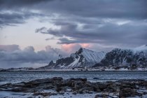 Paisaje de montaña, Ramberg, Flakstad, Lofoten, Nordland, Noruega - foto de stock